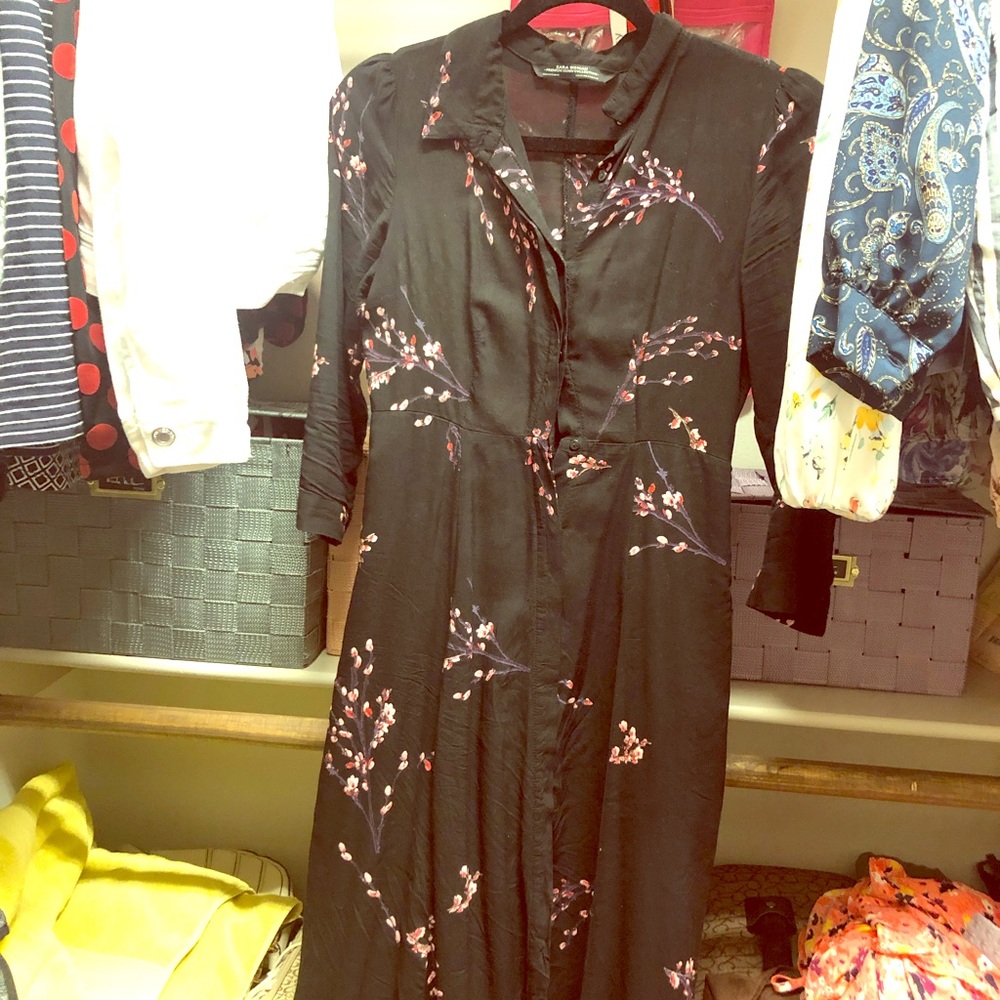 A beautiful black dress it doesn’t fit me anymore